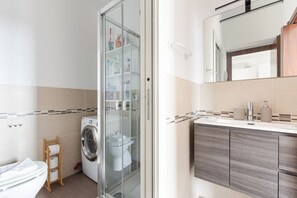 Een douche, een haardroger, handdoeken, toiletpapier