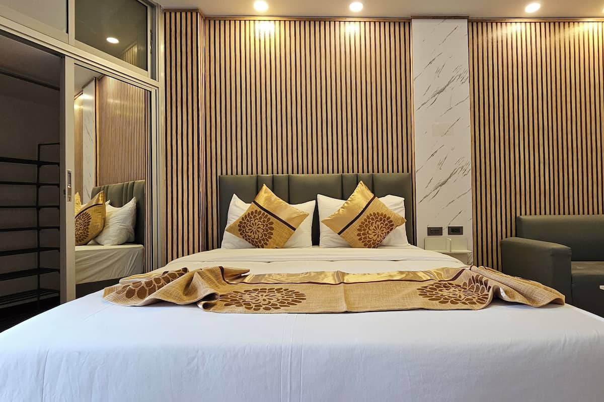 Quarto casal premium | Camas com colchões de espuma com sistema de memória, frigobar
