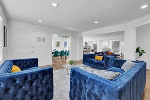 House | 8 bedrooms - Atlanta Ivy Manor Message Now for Summer Special (Atlanta)