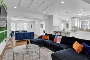 House | 8 bedrooms - Atlanta Ivy Manor Message Now for Summer Special (Atlanta)