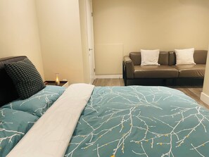 1 Schlafzimmer, Schreibtisch, Bügeleisen/Bügelbrett, Reisekinderbett