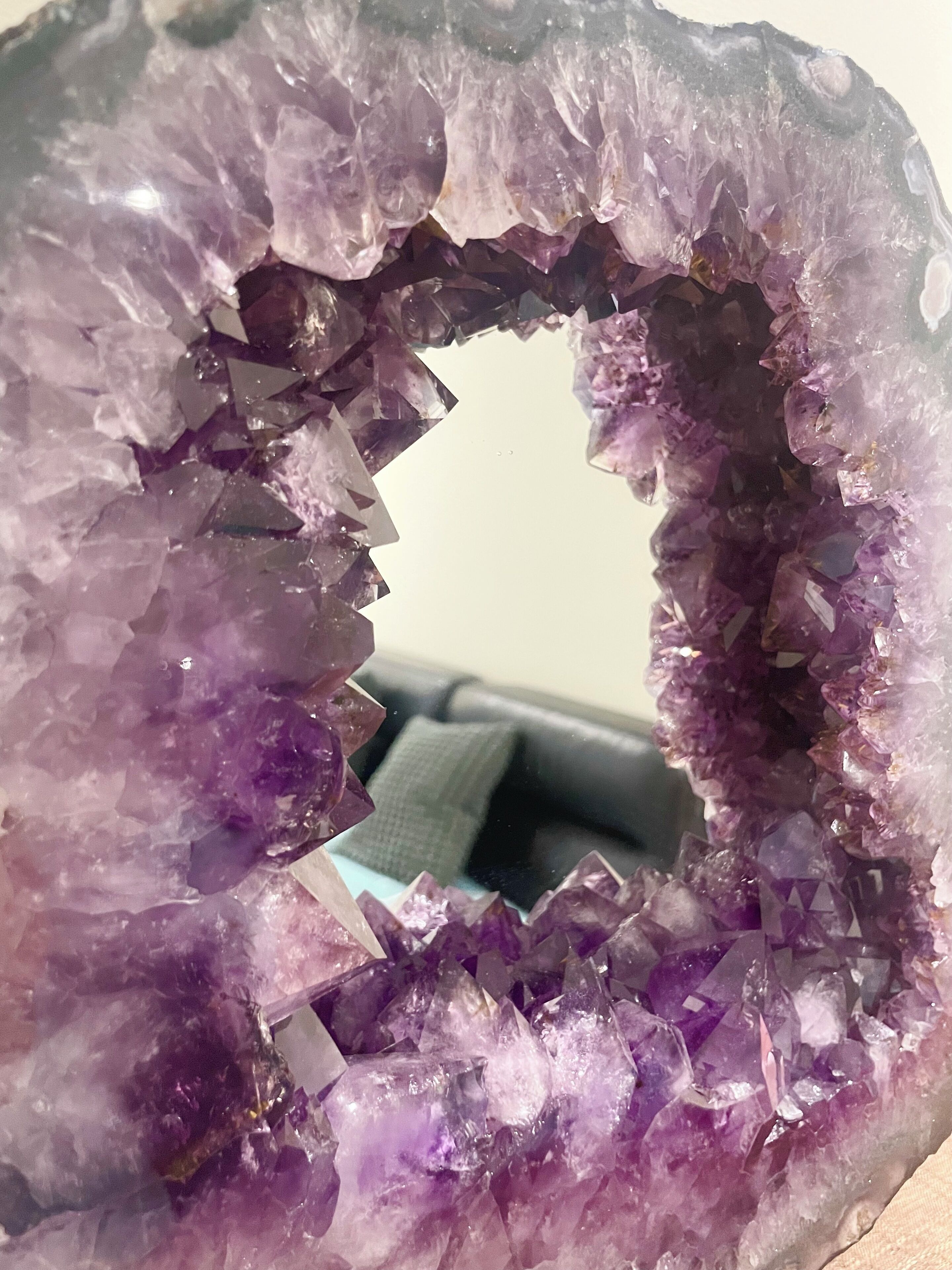 Um cristal roxo com textura áspera e formato natural irregular.