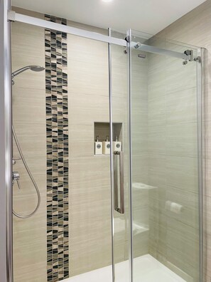 Chuveiro, secador de cabelo, toalhas de banho, shampoo
