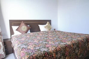 1 bedroom, desk, free WiFi, bed sheets