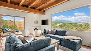 Smart TV y chimenea