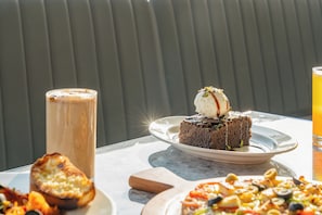 بوفيه فطور يوميًا بتكلفة قدرها (250 INR للشخص)