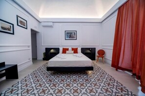 In-room safe, desk, laptop workspace, soundproofing - B&B Riccioli (Catania)