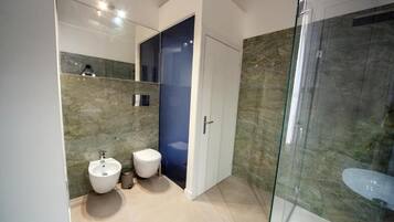 Dusj, hårføner, håndklær og såpe