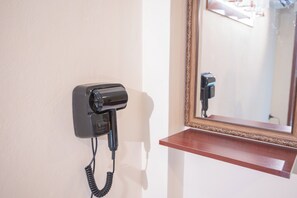 Standard Studio, Balcony, City View | Desk, soundproofing, free WiFi - JB Home Bangkok - Victory monument  (Bangkok)