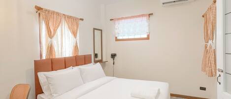 Standard Studio, Balcony, City View | Desk, soundproofing, free WiFi
