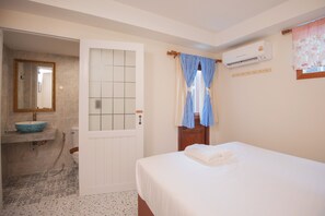 Standard Studio, Balcony, City View | Desk, soundproofing, free WiFi - JB Home Bangkok - Victory monument  (Bangkok)