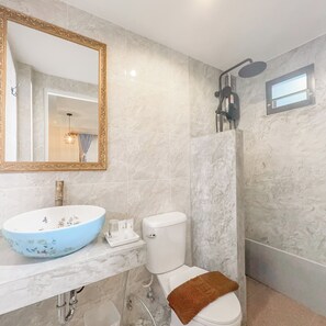 스탠다드 스튜디오, 발코니, 시내 전망 | 욕실 | 샤워 시설, 헤어드라이어, 타월, 비누