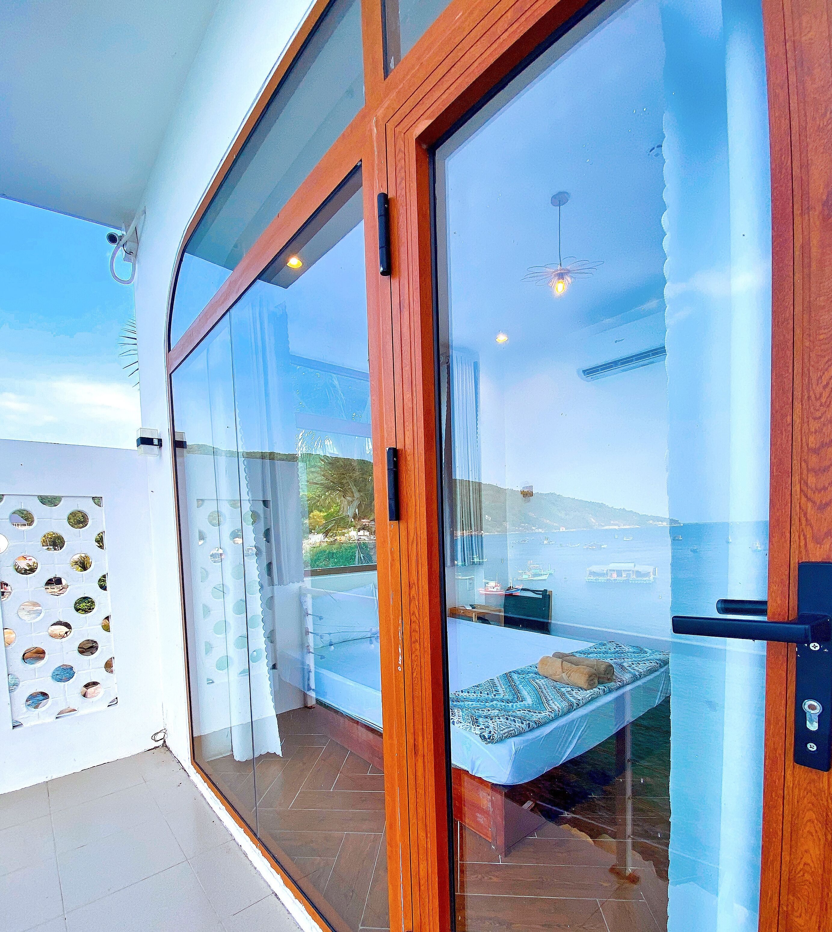 Phòng đôi Deluxe, quang cảnh biển | Bàn, bàn ủi/dụng cụ ủi quần áo, truy cập Internet không dây miễn phí 