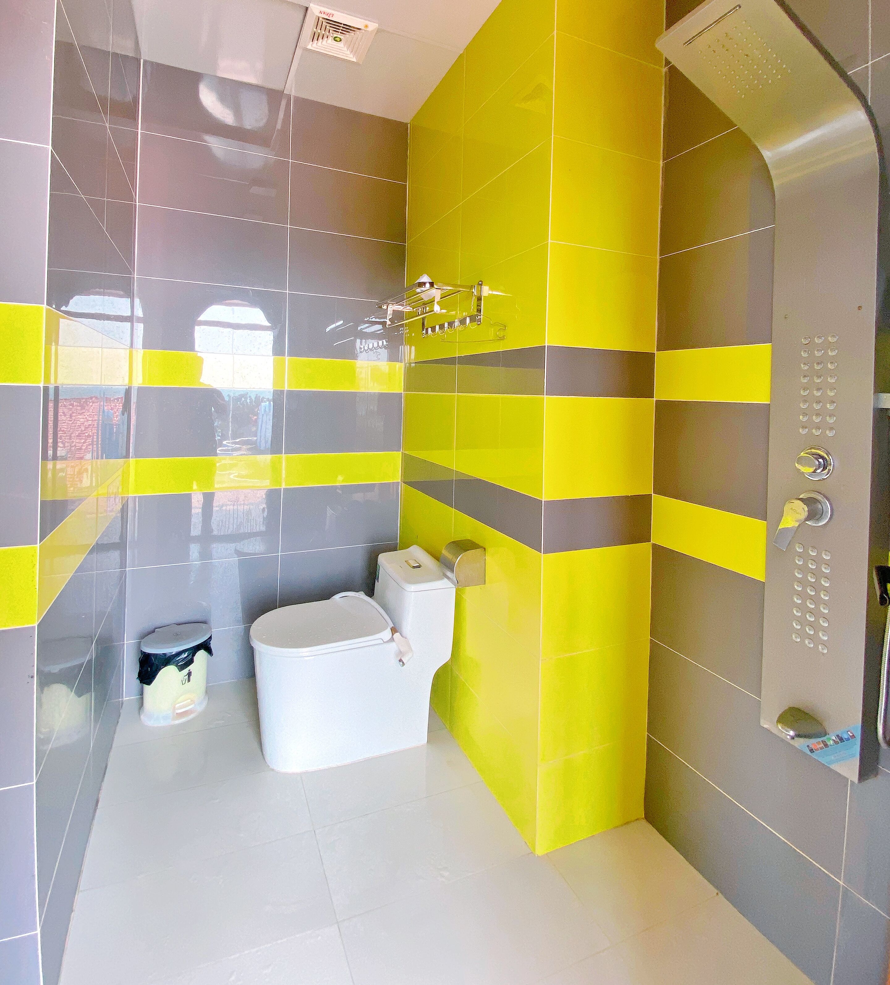 Phòng đôi Deluxe, quang cảnh biển | Phòng tắm | Buồng tắm vòi sen, vòi sen thủy lực, máy sấy tóc, dép đi trong nhà 