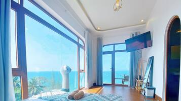 Phòng đôi Deluxe, quang cảnh biển | Bàn, bàn ủi/dụng cụ ủi quần áo, truy cập Internet không dây miễn phí
