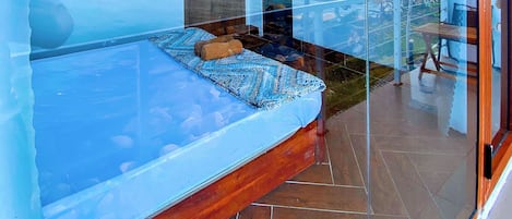 Phòng đôi Deluxe, quang cảnh biển | Bàn, bàn ủi/dụng cụ ủi quần áo, truy cập Internet không dây miễn phí