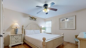 Room - Beach Access Across the Street, Shared Heated Pool, Pet Friendly (Corpus Christi)