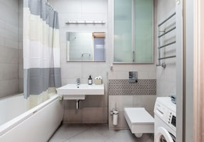 Classic-Studio, Stadtblick | Badezimmer | Badewanne, Haartrockner, Handtücher, Seife