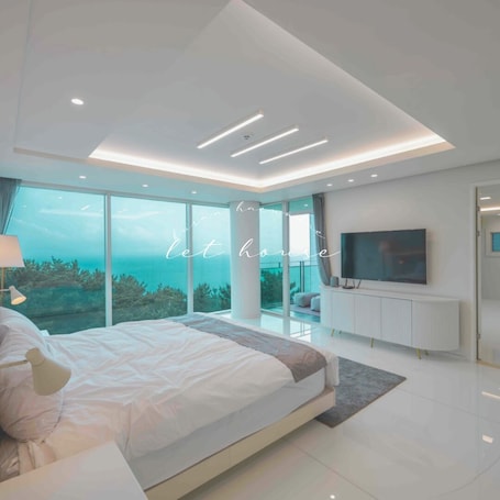 5 bedrooms, desk, laptop workspace, blackout curtains