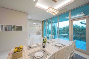 Villa, Ocean View, Beachside | Privékeuken | Een koelkast/vriezer, een magnetron, een oven, een kookplaat