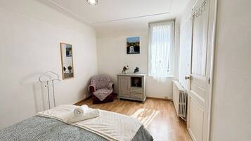 2 bedrooms, iron/ironing board, bed sheets