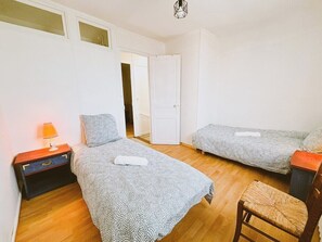 2 chambres, fer et planche à repasser, draps fournis