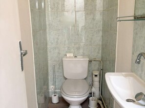 Shower, hair dryer, bidet, towels - Maisonnette*cosy*4pers (Saint-Sulpice-sur-Risle)