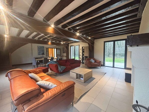 Fernseher, Kamin, Stereoanlage