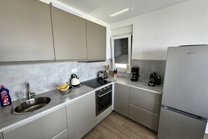 Fridge, microwave, oven, stovetop - Modern villa with swimming pool and roof terrace (Crikvenica)