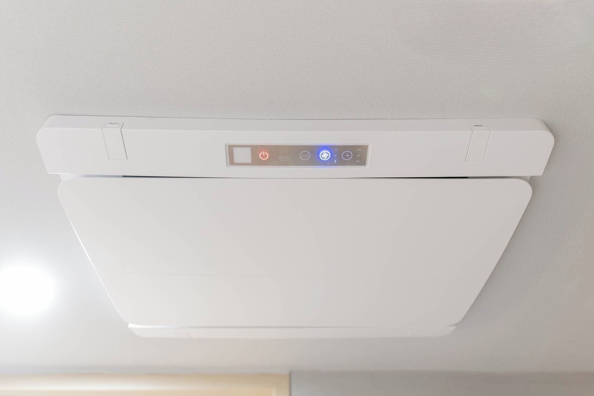 Un equipo de aire acondicionado instalado en el techo con un panel de control que muestra varias opciones.