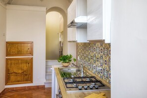 Kühlschrank, Mikrowelle, Ofen, Herdplatte