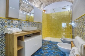 Haartrockner, Handtücher, Seife, Toilettenpapier