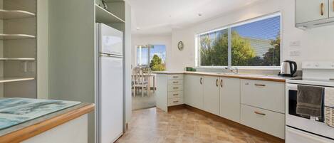 Jääkaappi, mikroaaltouuni, uuni, liesi