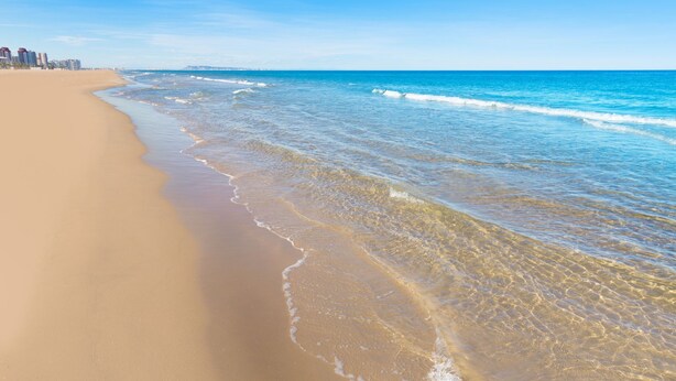 A beach with clear blue water and a sandy shore. - Apartment Iris in Grau i Platja (Gandia)