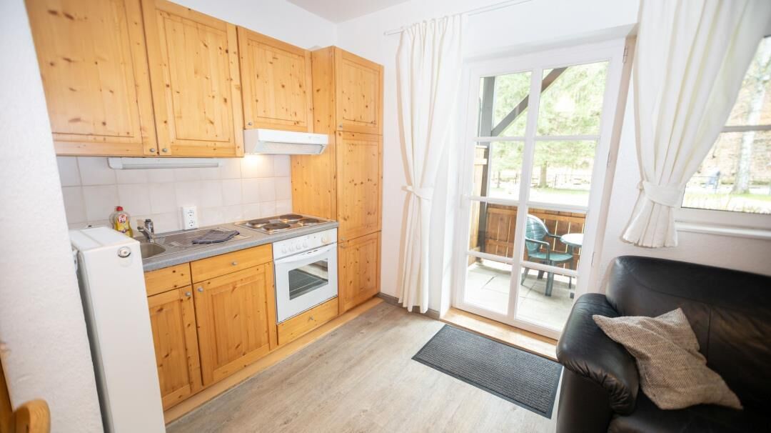 Wasserkocher mit Kaffee-/Teezubehör, Kühlschrank, Mikrowelle, Ofen