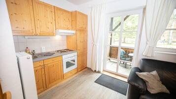 Wasserkocher mit Kaffee-/Teezubehör, Kühlschrank, Mikrowelle, Ofen