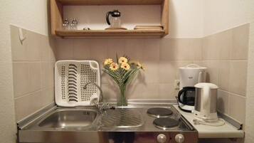 KĂŒhlschrank, Mikrowelle, Herdplatte, Wasserkocher mit Kaffee-/Teezubehör