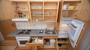 Geladeira, micro-ondas, fogão, cooktop