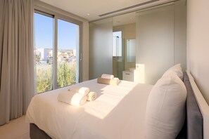 4 bedrooms, iron/ironing board, free WiFi, bed sheets