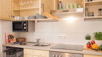 Kühlschrank, Mikrowelle, Ofen, Herdplatte