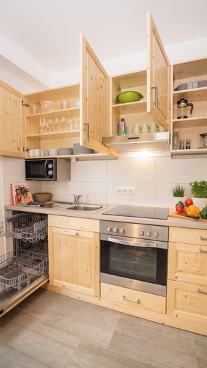 Kühlschrank, Mikrowelle, Ofen, Herdplatte