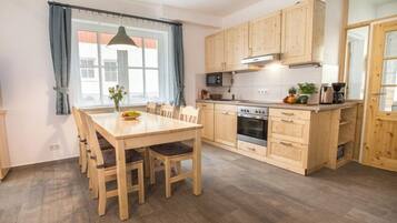 Een koelkast, een microgolfoven, een oven, een kookplaat