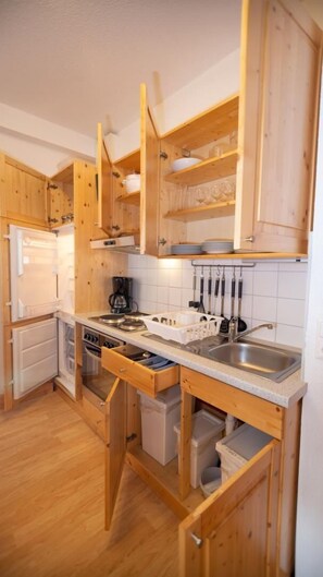 Réfrigérateur, micro-ondes, four, plaque de cuisson