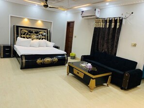 Deluxe Double Room, City View | Soundproofing, iron/ironing board, free WiFi - Hotel Palm Inn (Lahore)