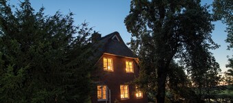 Direkt am Wasser: Großes Reetdachhaus für 8 Personen mit Garten und Kamin