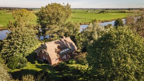 Exterior - Right on the water: large thatched-roof house for 8 people, fireplace and garden (Breiholz)