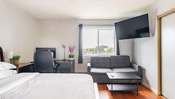 3 bedrooms, desk, iron/ironing board, travel crib