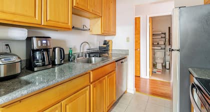 Charming and Safe 3-Bedroom Apartment with 6 Beds, 2 Bath, AC, WiFi and Parking