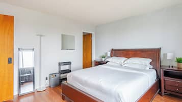 3 bedrooms, desk, iron/ironing board, travel crib