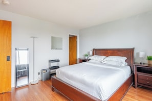 3 bedrooms, desk, iron/ironing board, travel cot